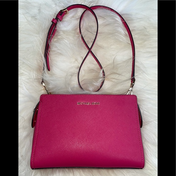 Michael Kors Handbags - NWT Michael Kors Leslie Leather MD Messenger bag